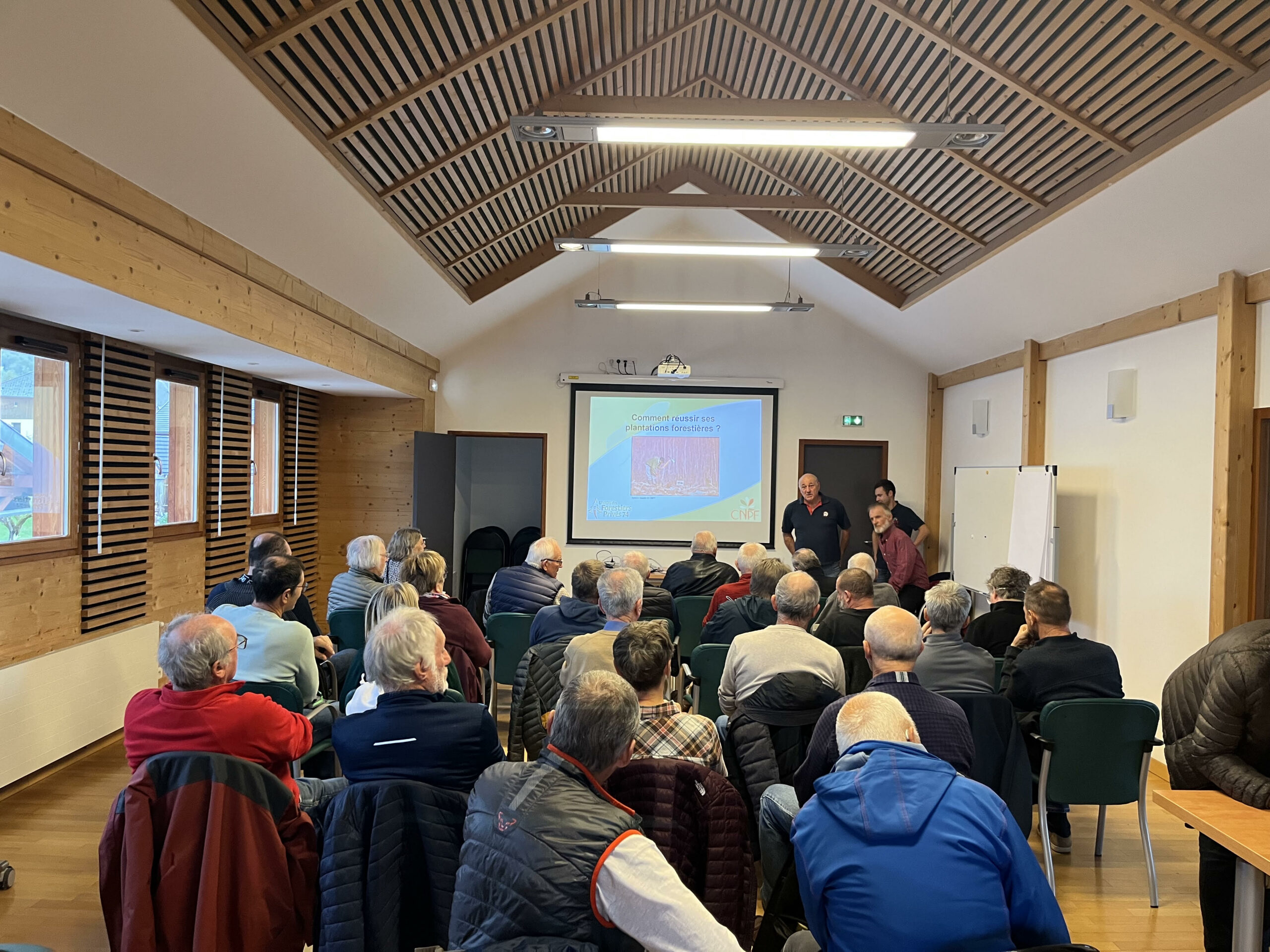 Salle comble à Naves-Parmelan pour la formation « Réussir sa plantation »